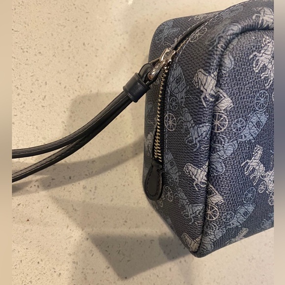 Authentic coach washbag - Picture 4 of 9